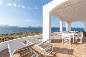 Outdoor dining - Villa 'Punta Marina' with sea views, private terrace and Wi-Fi (Illes Balears)