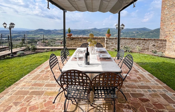 Outdoor dining - Lovely apartment in Civitella Benazzone (Civitella Benazzone)