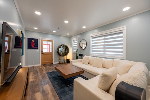 Luxury Downtown Juneau Home • Walk Everywhere • Boutique • Steps to Trails