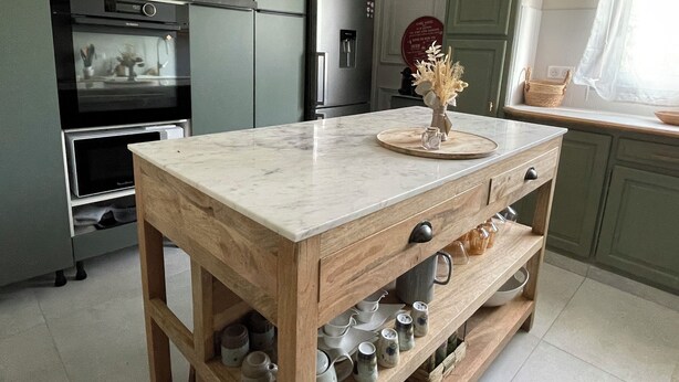 A kitchen with a marble countertop, wooden cabinetry, and a built-in shelf with mugs. - Gîte / furnished 3-bedroom house with veranda and garden - available 13/09 → 15/10 (Lagor)