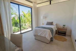 3 bedrooms, desk, WiFi, bed sheets