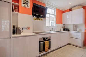 Refrigerador, microondas, horno, placa de cocina