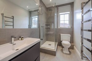 シャワー、ヘアドライヤー、タオル