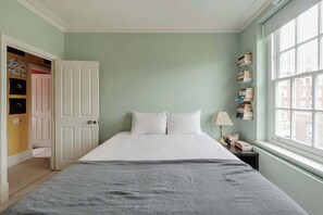 3 室のベッドルーム、デスク、アイロン / アイロン台、旅行用ベビーベッド