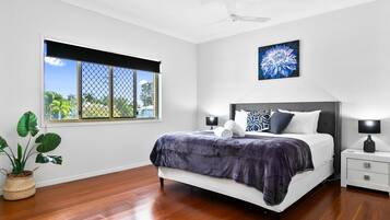 6 slaapkamers, een strijkplank/strijkijzer, wifi