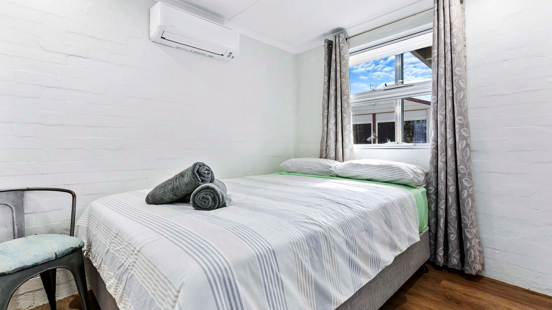 2 bedrooms, iron/ironing board, WiFi