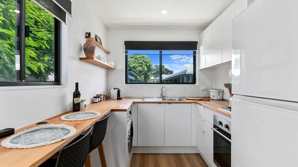 Refrigerador, microondas, horno, placa de cocina