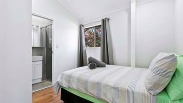 2 habitaciones y tabla de planchar con plancha