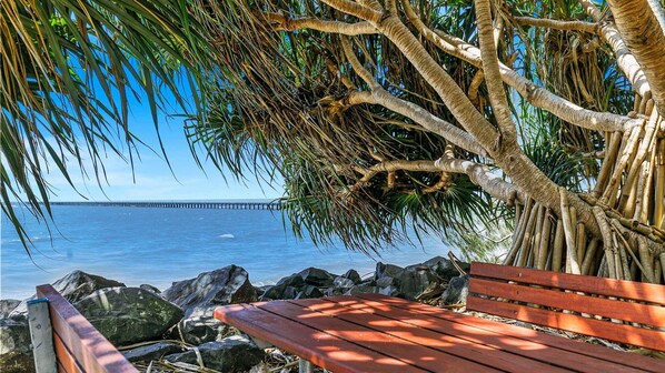 Outdoor dining - Large Waterfront Home With Pool (Urangan)