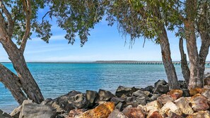 On the beach - Large Waterfront Home With Pool (Urangan)
