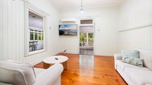 Smart TV, video library - Spacious Family Holiday Home in Urangan (Urangan)