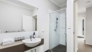 Suihku, hiustenkuivaaja