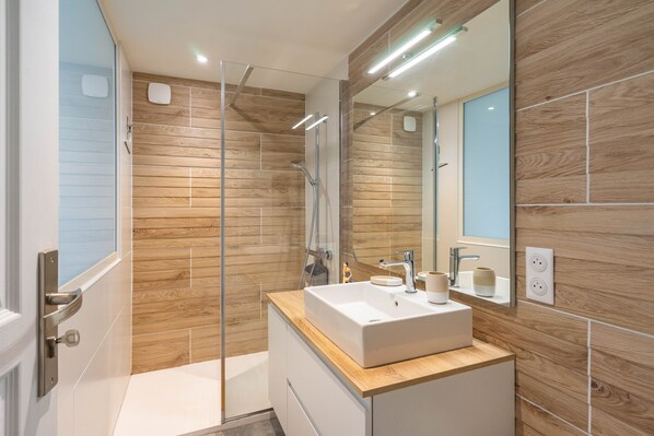 Douche, séchoir à cheveux, serviettes fournies