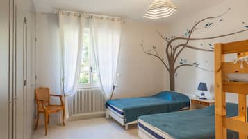 3 bedrooms, iron/ironing board, WiFi, bed sheets