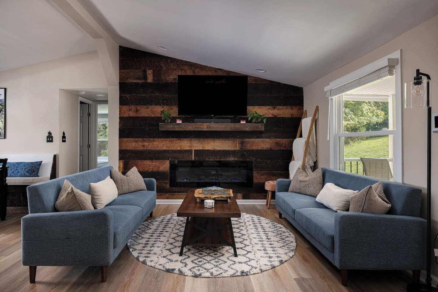 TV, fireplace