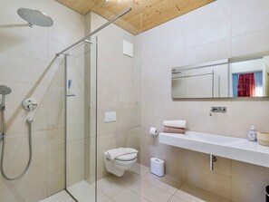 Secador de pelo, toallas, jabón y papel higiénico