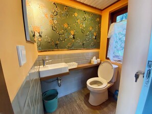 SĂšche-cheveux, bidet, serviettes fournies, savon