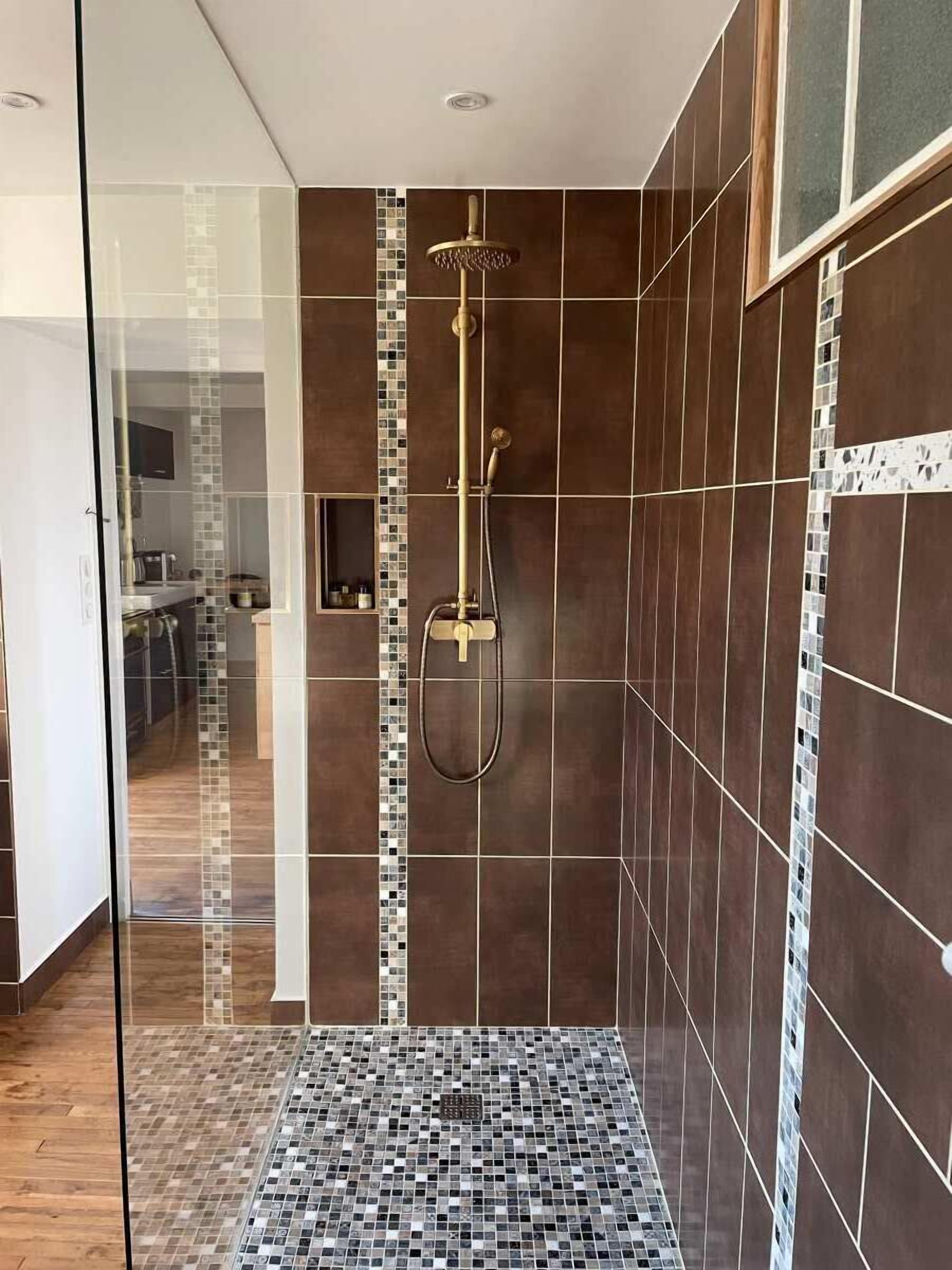 Comfort Studio Suite, 1 King Bed with Sofa bed, Kitchen, Courtyard View | Bathroom | Hair dryer, towels, soap, shampoo