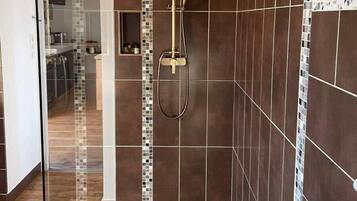 Comfort Studio Suite, 1 King Bed with Sofa bed, Kitchen, Courtyard View | Bathroom | Hair dryer, towels, soap, shampoo