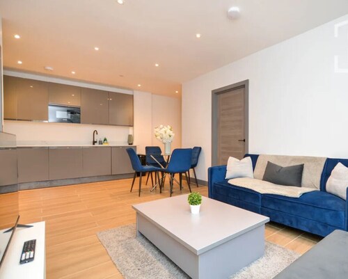 Luxury 2BR 2BA London Apartment – Ideal for Families & Business Travel