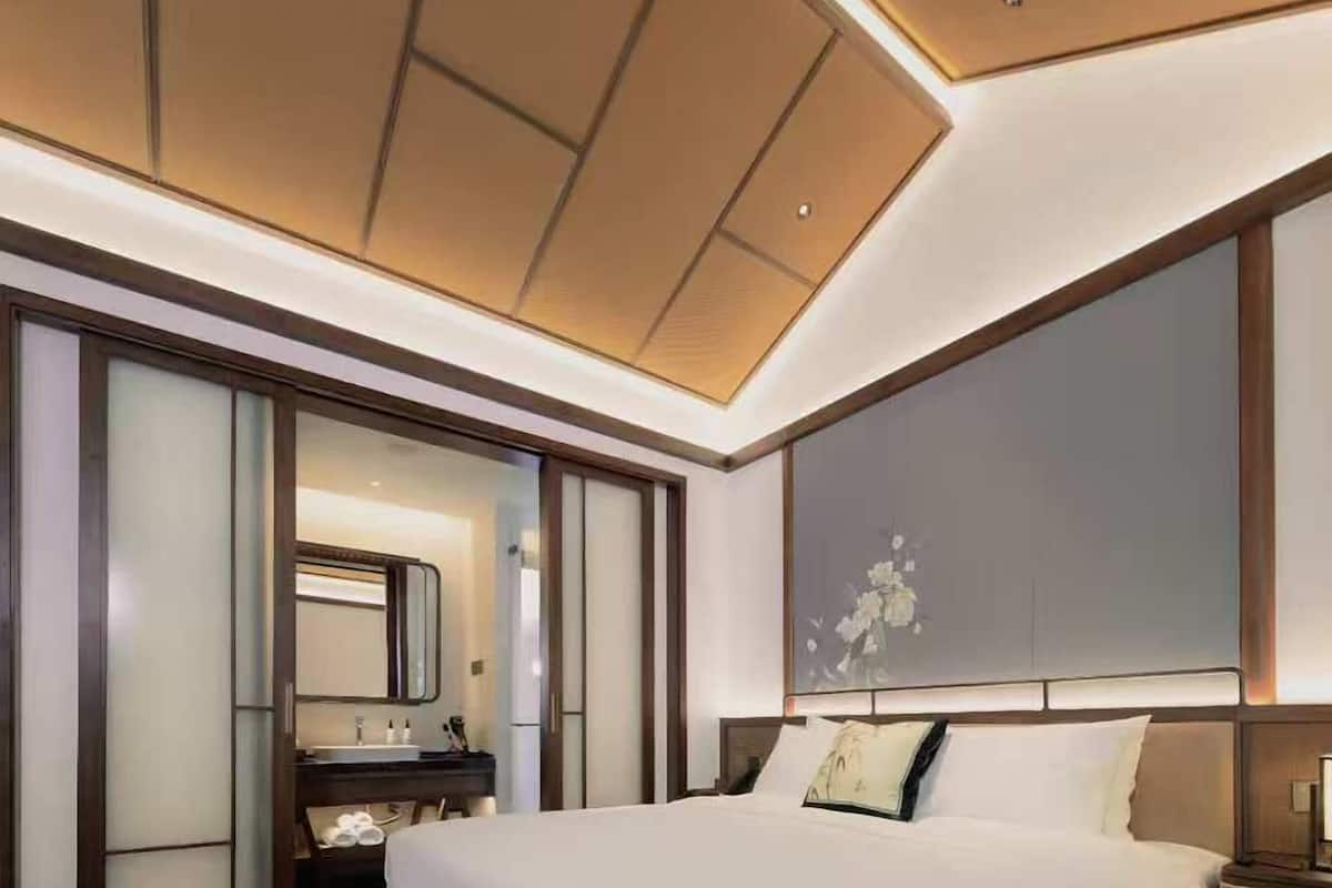 Premium bedding, down duvets, free minibar, individually decorated