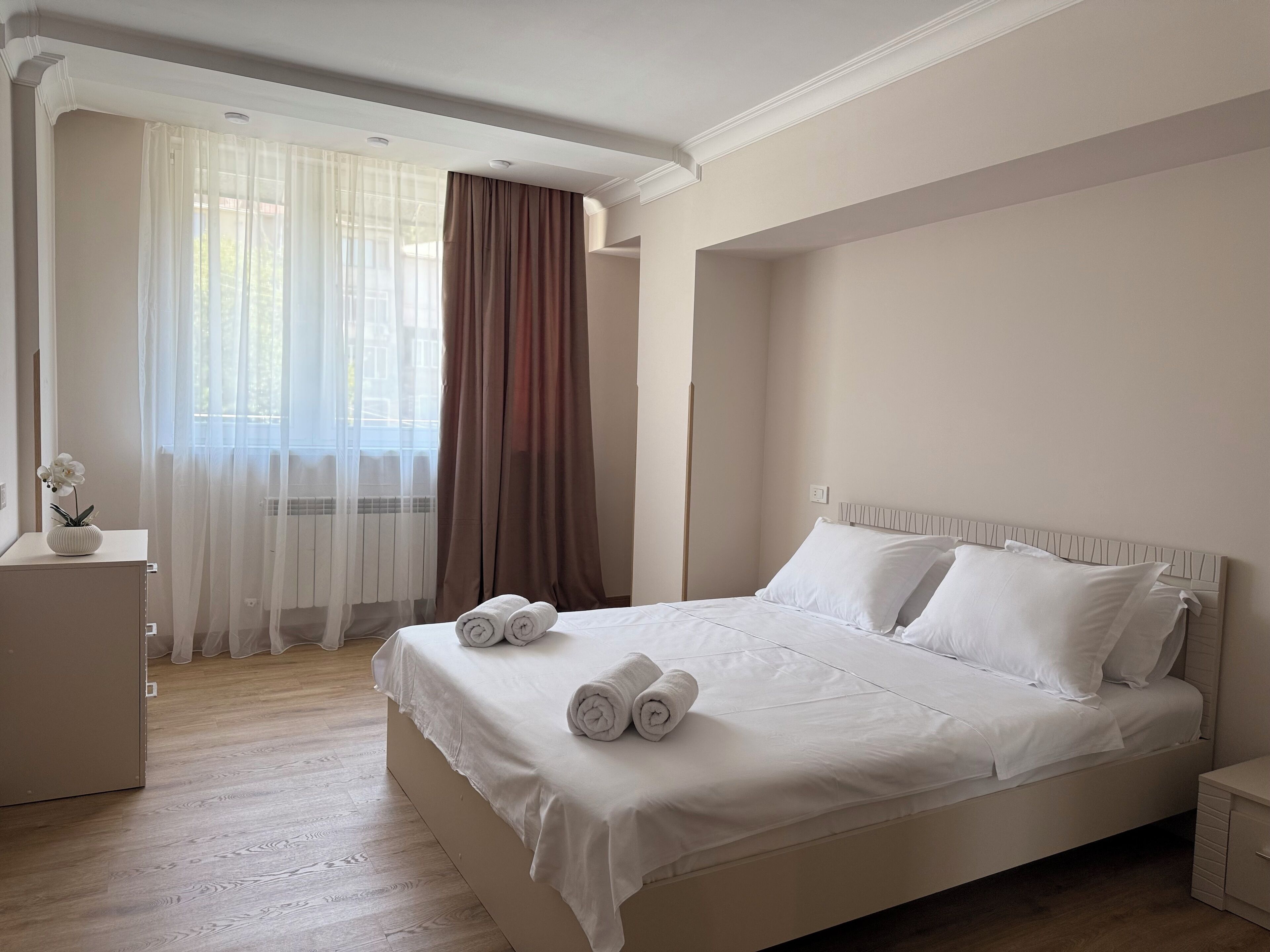 2 bedrooms, iron/ironing board, WiFi, bed sheets