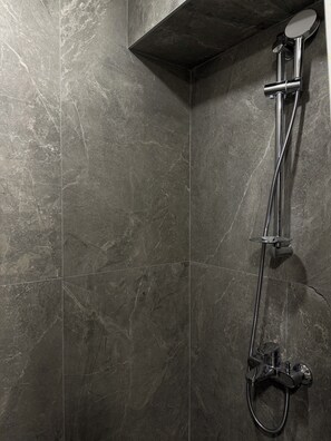 Dusche, Haartrockner, Bidet, Handtücher