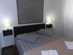 2 habitaciones, tabla de planchar con plancha, wifi y ropa de cama 