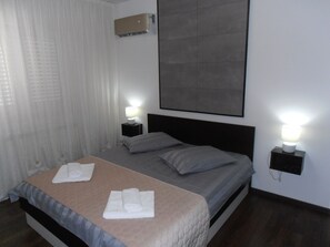 2 bedrooms, iron/ironing board, WiFi, bed sheets