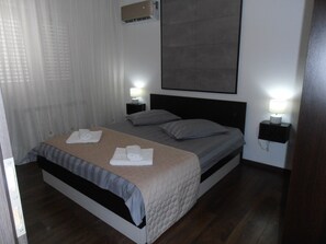 2 habitaciones, tabla de planchar con plancha, wifi y ropa de cama 