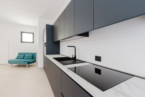 Frigorifero, microonde, forno, piano cottura