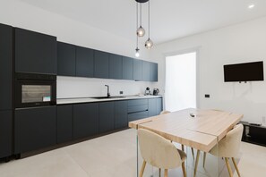 Fridge, microwave, oven, stovetop - GC Luxury Apartments & Spa 'Comfort Apartment' with Balcony, Wi-Fi and Air Conditioning (Santa Margherita di Belice)