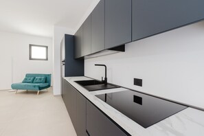 Fridge, microwave, oven, stovetop - GC Luxury Apartments & Spa 'Comfort Apartment' with Balcony, Wi-Fi and Air Conditioning (Santa Margherita di Belice)