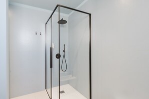 Dusche, Haartrockner, Handtücher