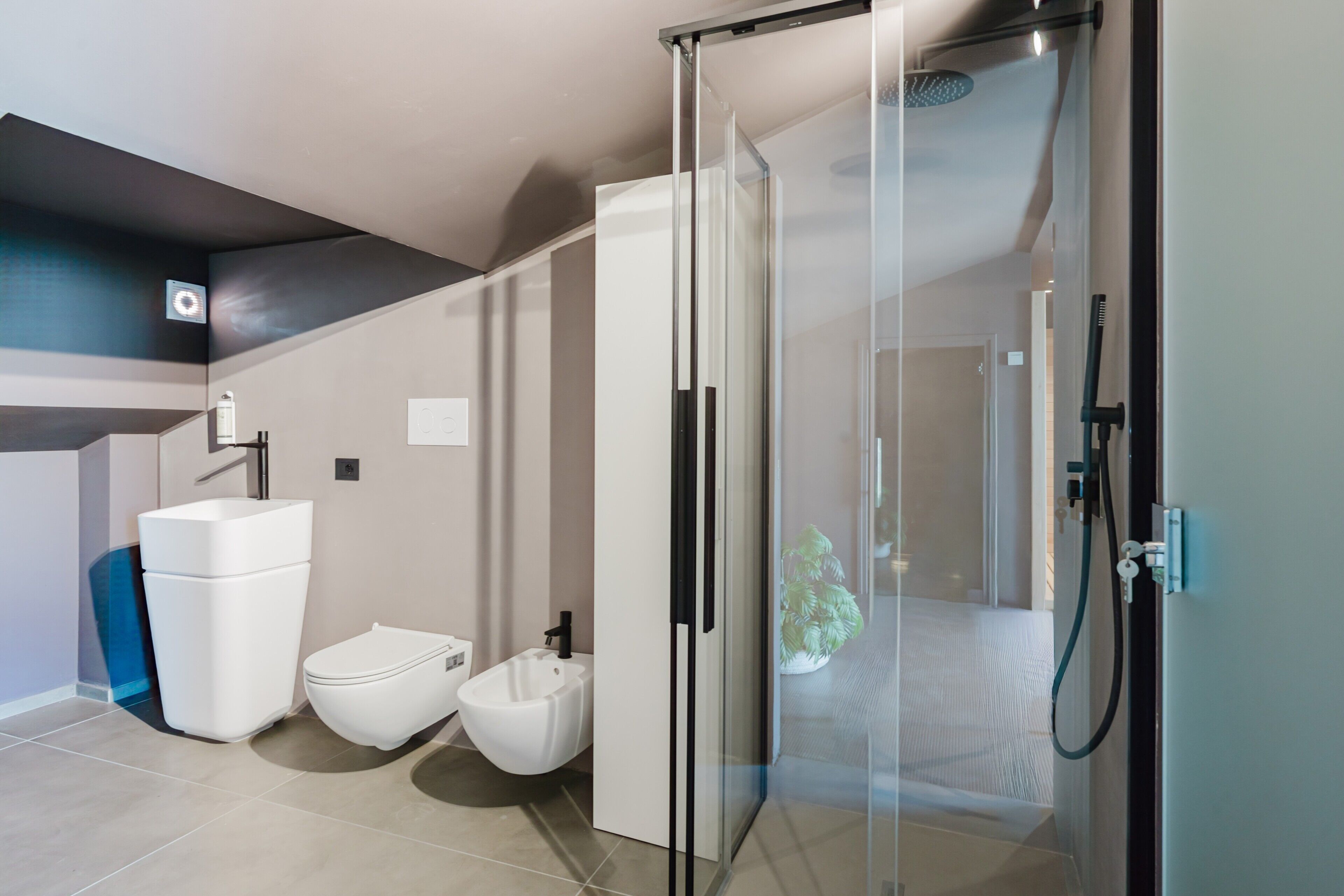 Douche, articles de toilette gratuits, sèche-cheveux