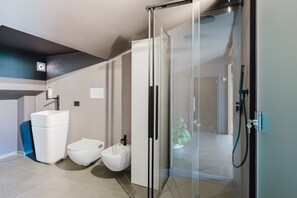 Dusch, gratis toalettartiklar, hårtork och handdukar