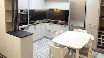 Comfort-Apartment, Balkon, Stadtblick | Eigene Küche