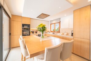 ثلاجة، ميكروويف، فرن، موقد طهي مسطح