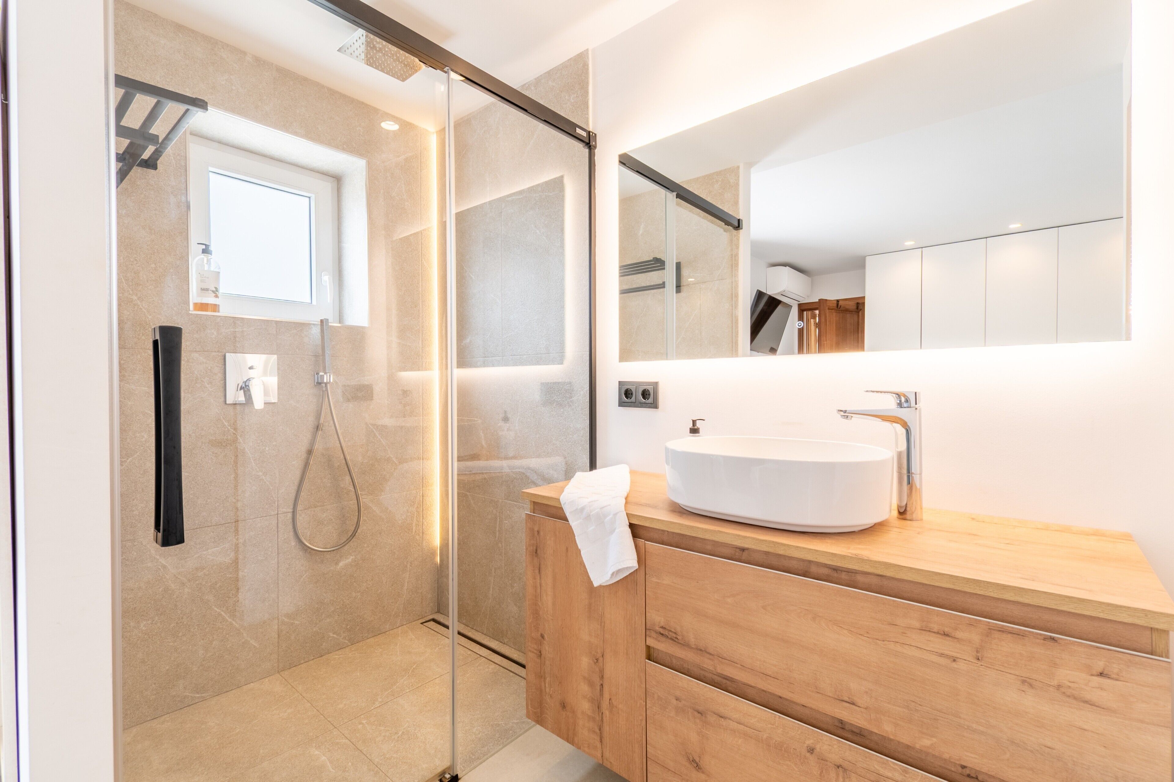 Douche, séchoir à cheveux, serviettes fournies