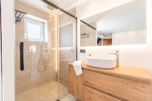 Shower, hair dryer, towels