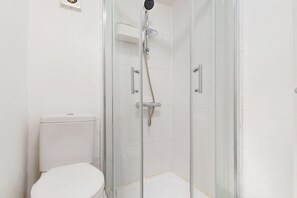 Doccia, asciugacapelli, asciugamani, carta igienica