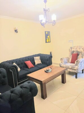 Apartment, 2 Bedrooms, Smoking, Balcony | Living room | Books