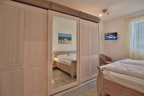 2 slaapkamers, een strijkplank/strijkijzer, reisbedje, gratis wifi