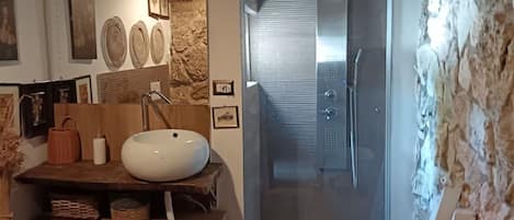Ducha, secador de pelo, bidet