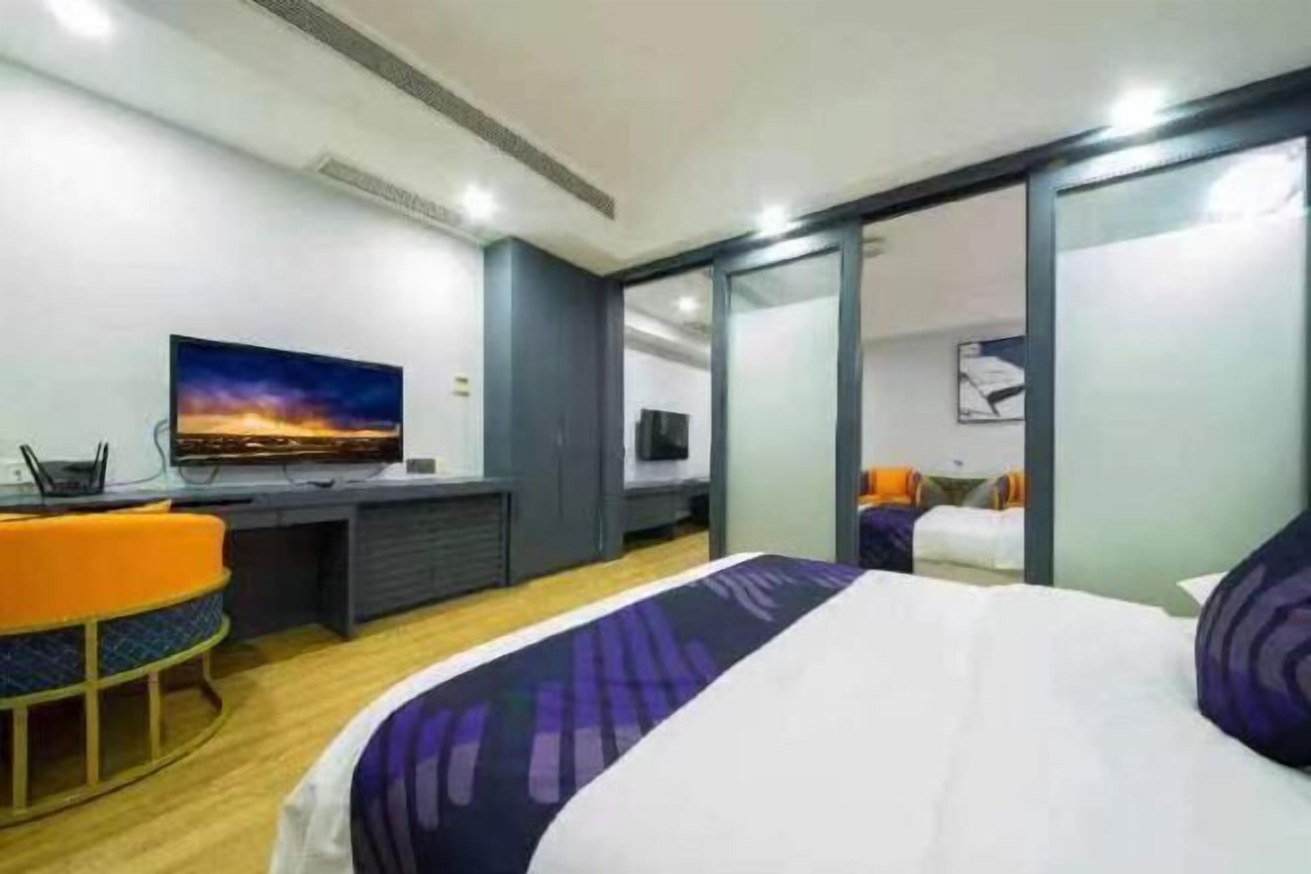 Escritorio, espacio para trabajar con laptop y cortinas blackout 