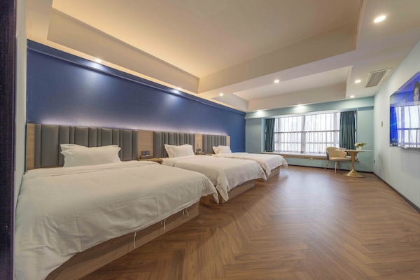 Habitació triple de luxe, vistes a la ciutat | Vista des de l'habitació