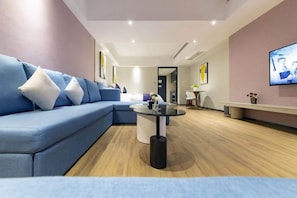 Superior Twin Room, City View | Desk, laptop workspace, blackout drapes, soundproofing