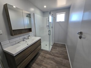 Apartment | Bathroom - Carters Beach Top 10 Holiday Park (Westport)