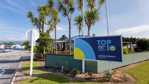 A sign for Top Holiday Parks Superior at Carters Beach. - Carters Beach Top 10 Holiday Park (Westport)