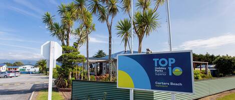 Pintu masuk properti